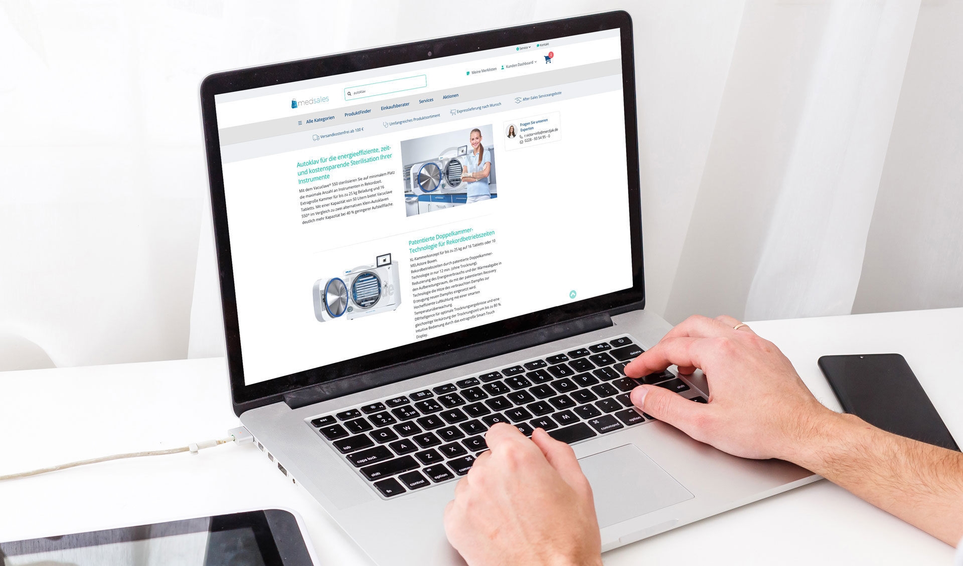Premium-Medizingerät (ergonomisches Stethoskop) neben Tablet mit Healthcare-App auf cleanem Schreibtisch